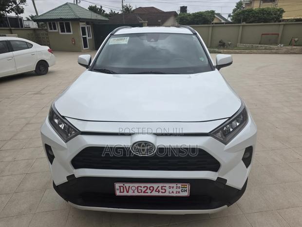 Toyota RAV4 LE FWD 2019 White