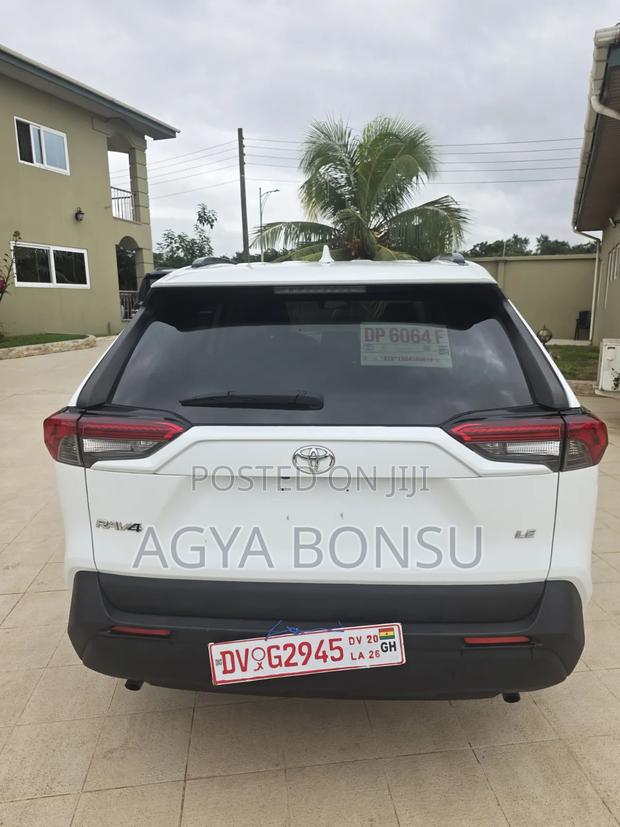 Toyota RAV4 LE FWD 2019 White