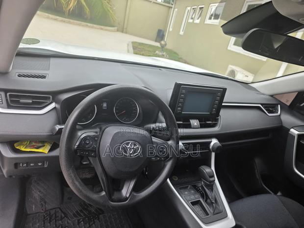Toyota RAV4 LE FWD 2019 White