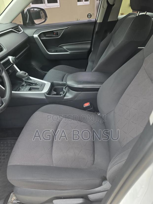 Toyota RAV4 LE FWD 2019 White