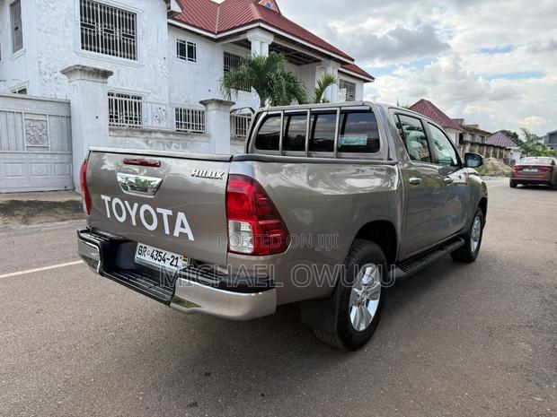 Toyota Hilux 2021 Gray