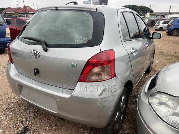Toyota Yaris Base Hatchback 5dr 2010 Gray