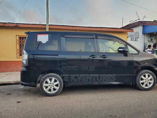 Toyota Voxy V 2WD 8-Seater 2013 Black