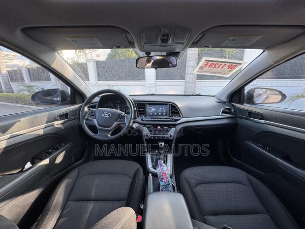 Hyundai Elantra SE Sedan FWD (2.0L 4cyl 6M) 2017 Black