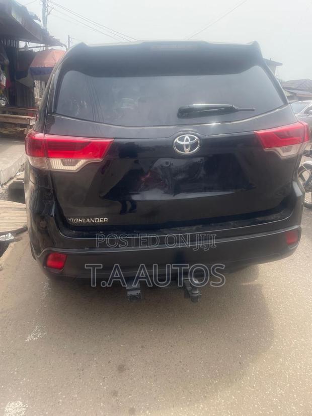 Toyota Highlander LE 4x2 (2.7L 4cyl 6A) 2018 Black