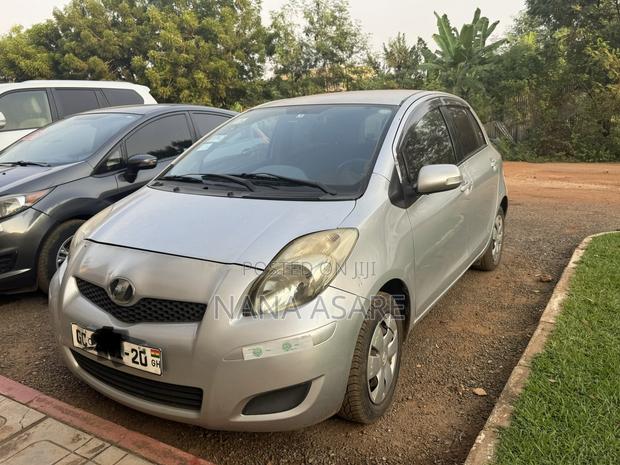 Toyota Vitz 2009 Gray