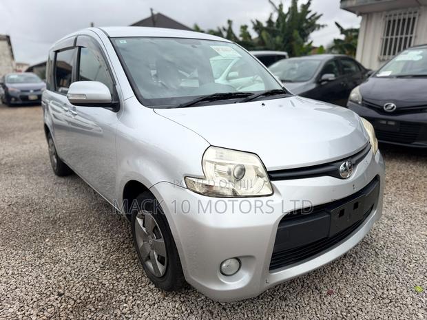 Toyota Sienta 1.5 FWD 2013 Silver