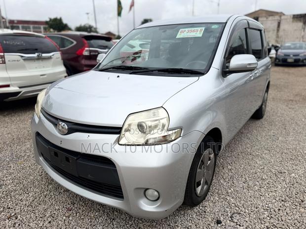 Toyota Sienta 1.5 FWD 2013 Silver