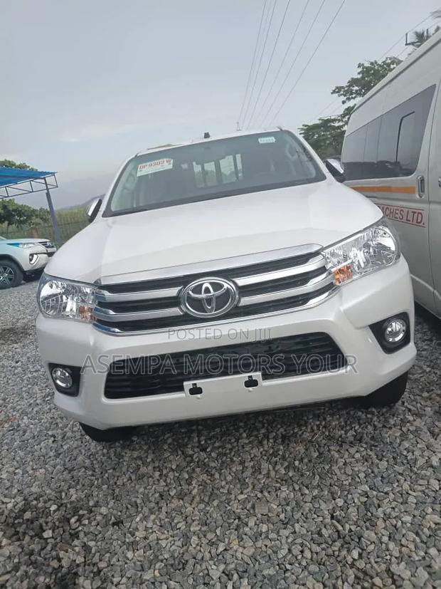 New Toyota Hilux 2025 White