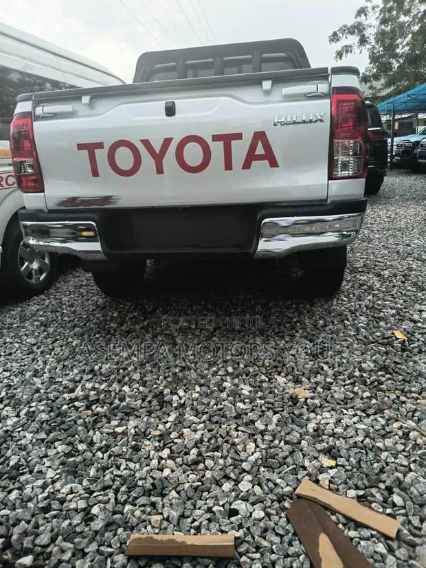 New Toyota Hilux 2025 White