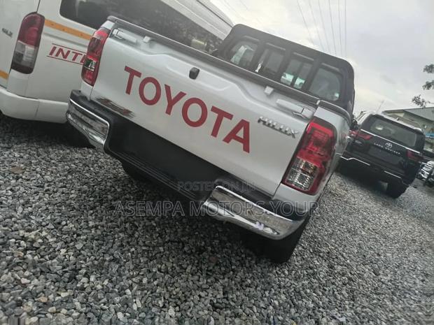 New Toyota Hilux 2025 White