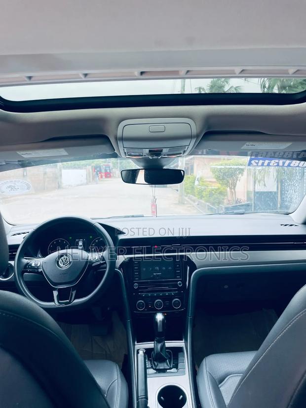 Volkswagen Passat 2.0T SE 2021 White