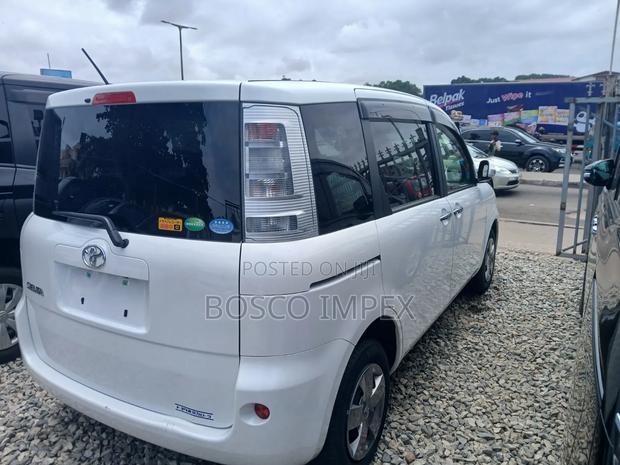 Toyota Sienta 2012 White