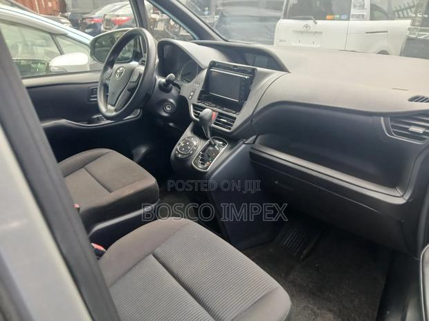 Toyota Voxy 2016 Silver