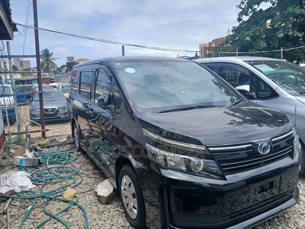 Toyota Voxy 2016