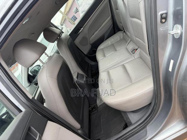 Hyundai Elantra Limited Sedan FWD (2.0L 4cyl 6A) 2017 Gray