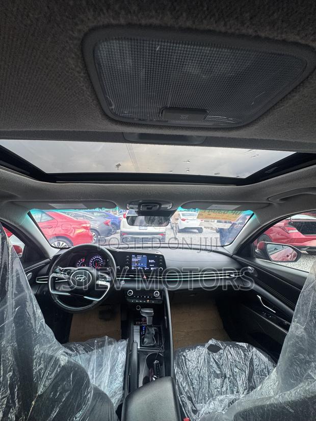 Hyundai Elantra SE 2021 Red