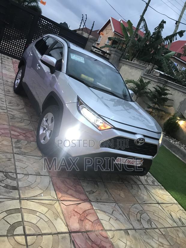 Toyota RAV4 XLE FWD 2019 Silver