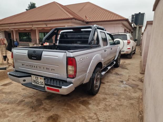 Nissan Frontier SE-V6 4x2 Crew Cab 116.1 in. WB 2000 Gray
