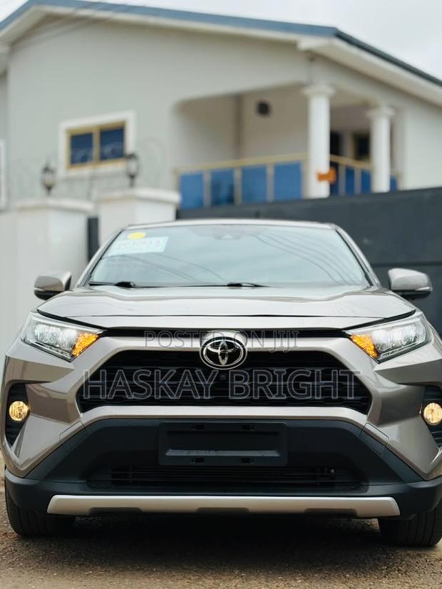 Toyota RAV4 2021 Brown