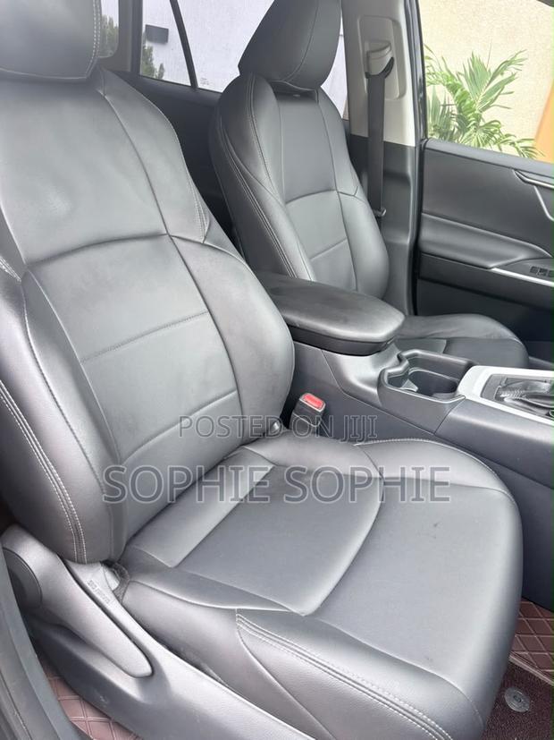 Toyota RAV4 XLE Premium FWD 2024 Black