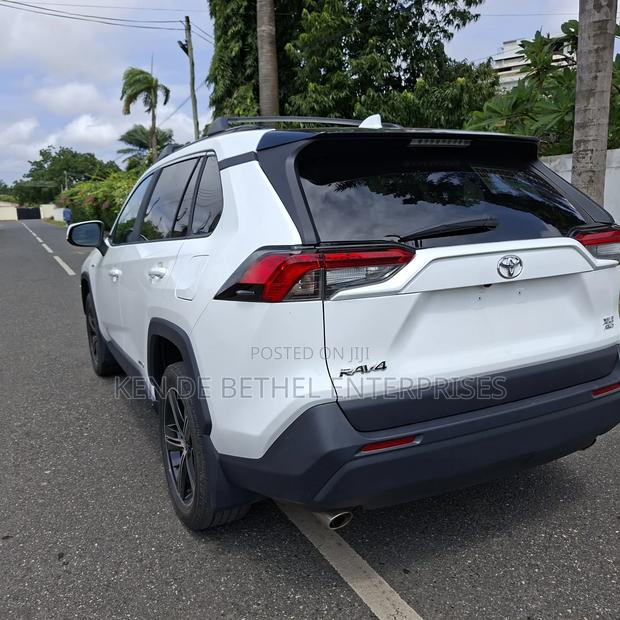 Toyota RAV4 2021 White