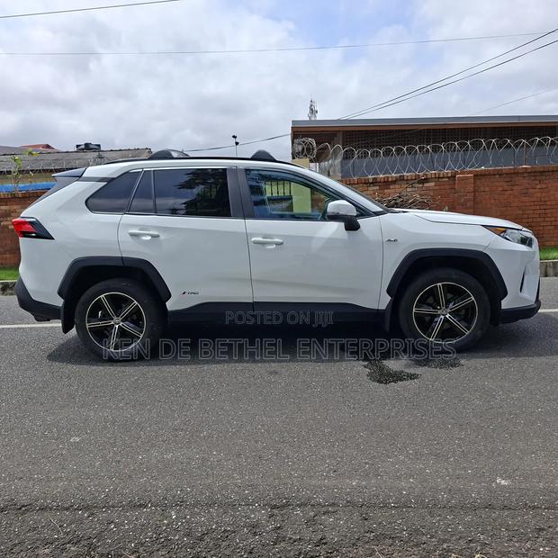 Toyota RAV4 2021 White