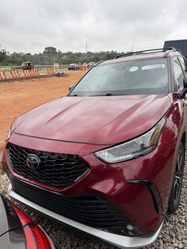 Toyota Highlander XSE 2021 Red