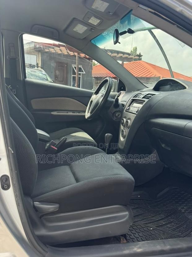 Toyota Yaris Base Sedan 4dr 2011 Silver