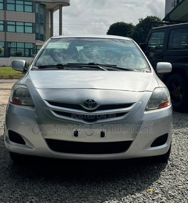 Toyota Yaris Base Sedan 4dr 2011 Silver