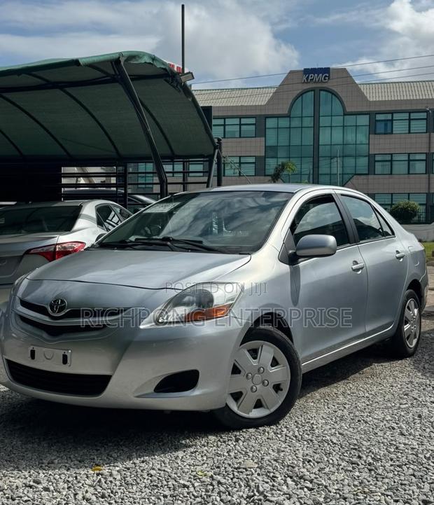 Toyota Yaris Base Sedan 4dr 2011 Silver