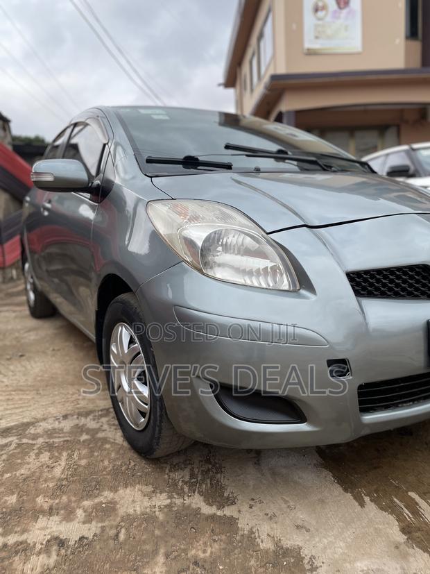 Toyota Vitz 1.3 FWD 5dr 2010 Gray