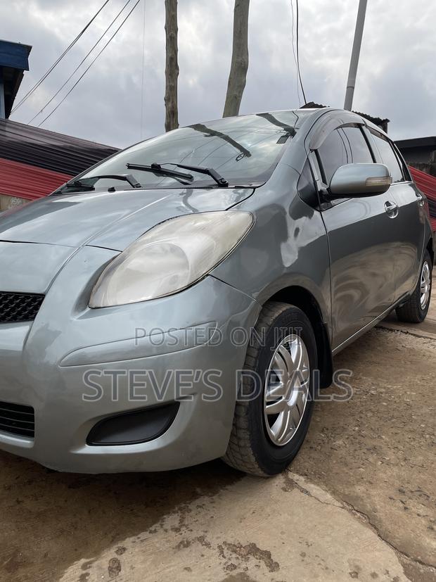 Toyota Vitz 1.3 FWD 5dr 2010 Gray