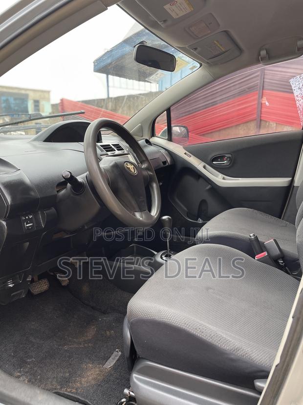 Toyota Vitz 1.3 FWD 5dr 2010 Gray