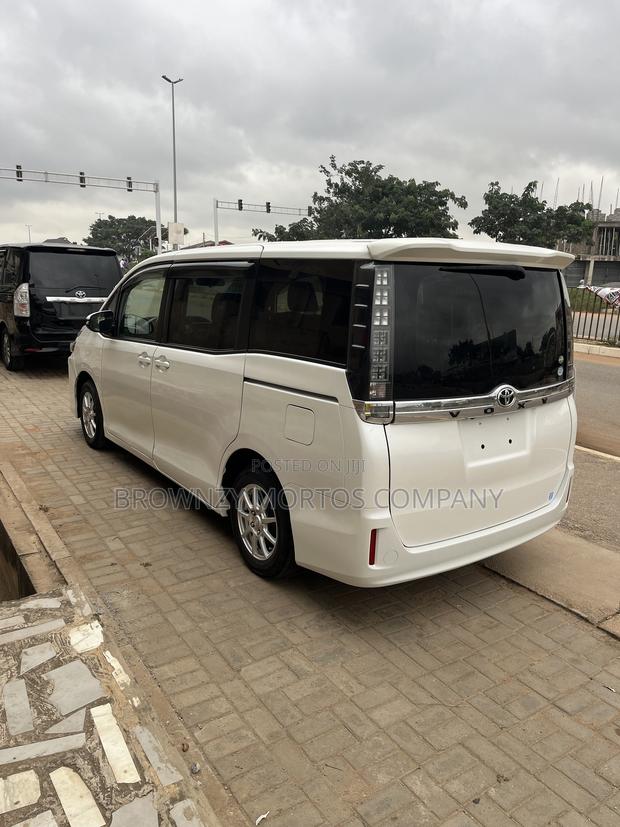 Toyota Voxy 2013 White
