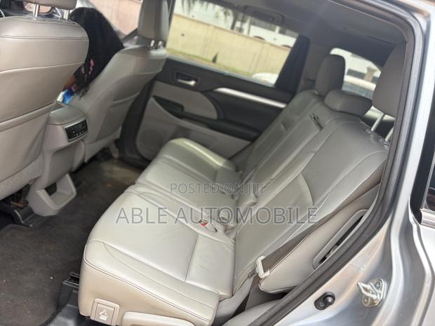 Toyota Highlander XLE V6 4x4 (3.5L 6cyl 6A) 2016 Silver