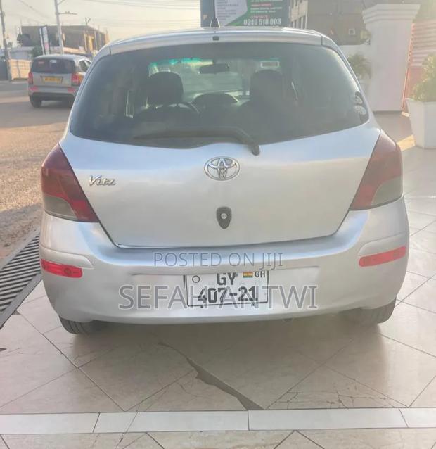 Toyota Vitz 2010 Silver