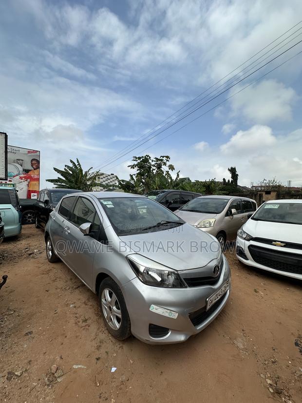 Toyota Vitz 1.3 AWD 3dr 2012 Gray