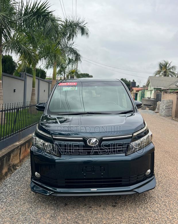 Toyota Voxy V 4WD 8-Seater 2015 Gray