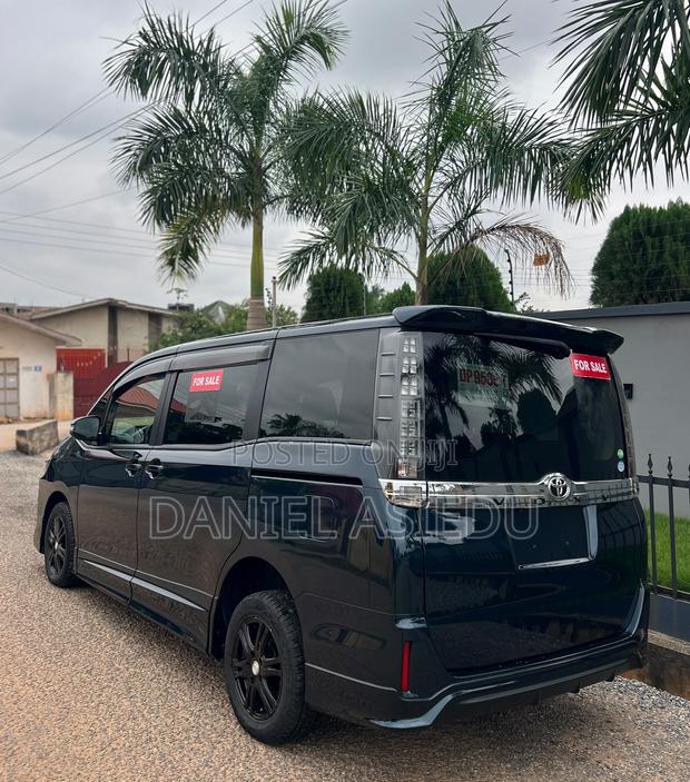 Toyota Voxy V 4WD 8-Seater 2015 Gray