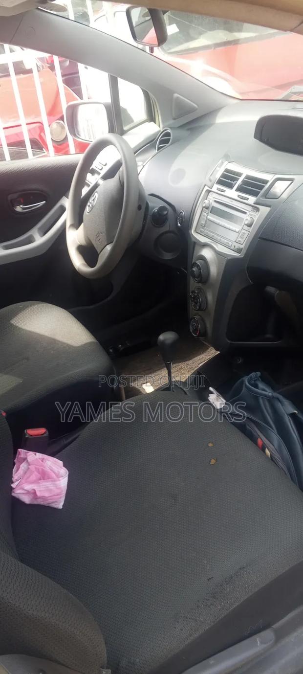Toyota Vitz 2010 Silver