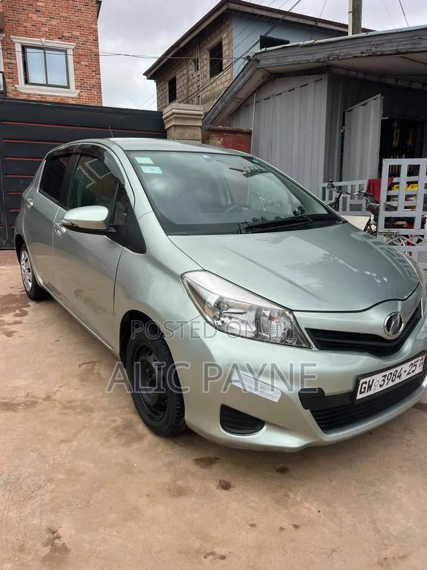 Toyota Vitz 2015 Silver