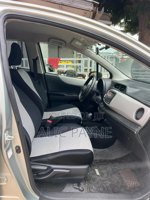Toyota Vitz 2015 Silver