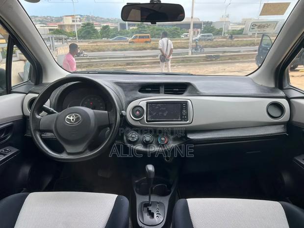 Toyota Vitz 2015 Silver