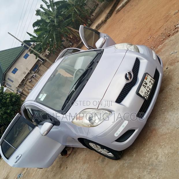 Toyota Vitz 2010 Silver