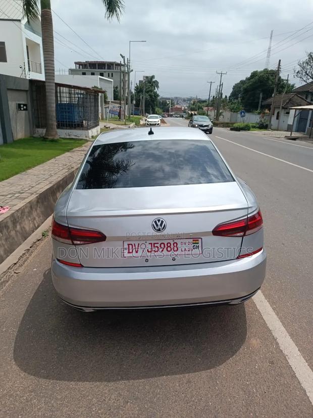 Volkswagen Passat 2021 Silver