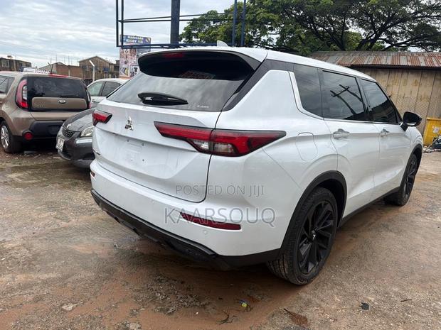 Mitsubishi Outlander 2022 White