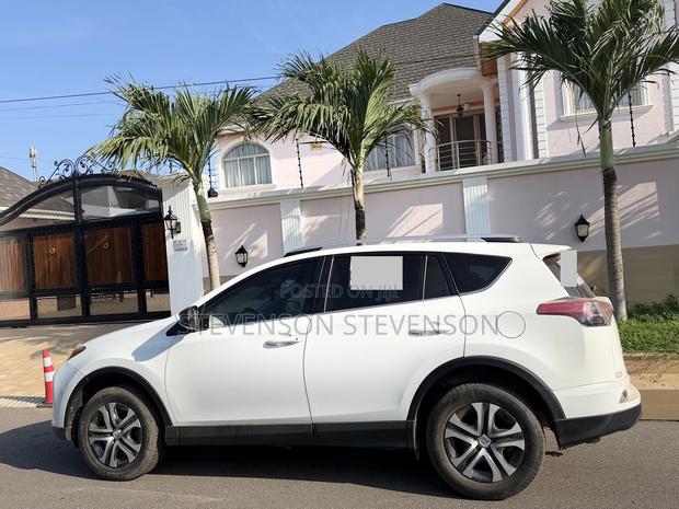 Toyota RAV4 LE 4dr SUV (2.5L 4cyl 6A) 2018 White