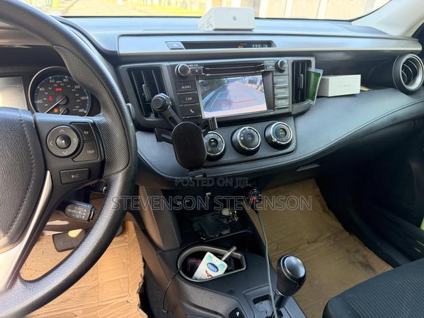 Toyota RAV4 LE 4dr SUV (2.5L 4cyl 6A) 2018 White
