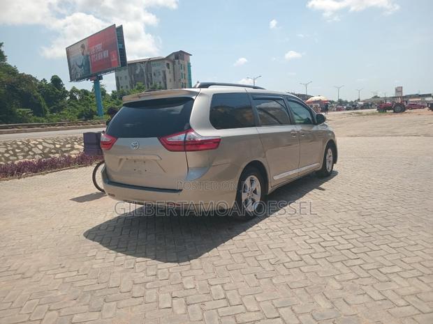 Toyota Sienna 2016 Silver